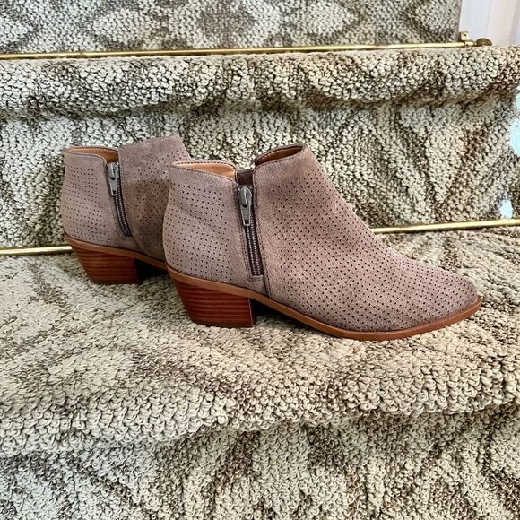 EEUC Women's J.Crew Factory Perforated Microsuede Ankle Bootie Boots Taupe 6.5 M - Picture 2 of 3